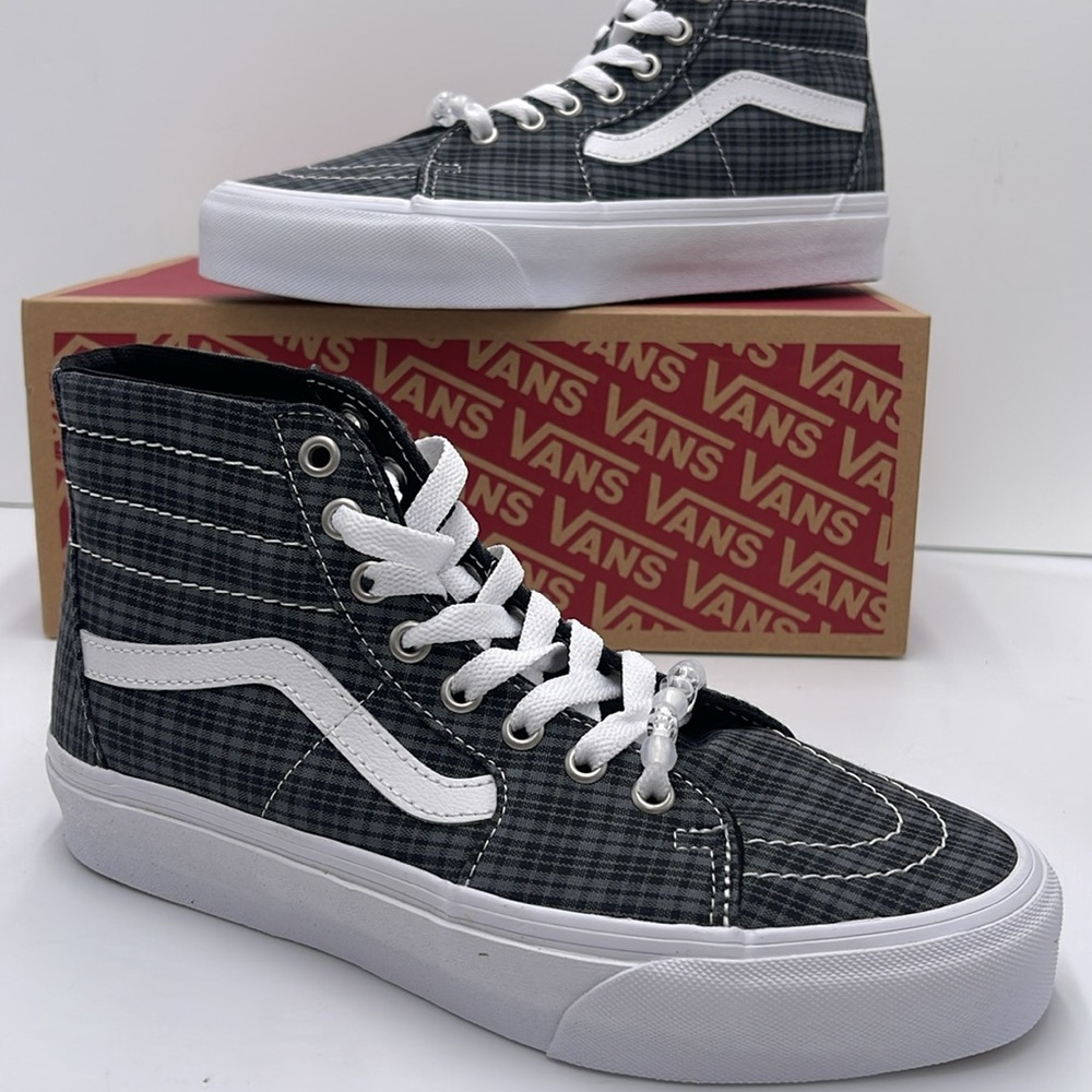 Vans WMNS Sk8-Hi Tapered Uv Beads Black
VN0009QPBM8
Sneakers - Picture 15 of 16